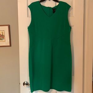 Fitted sleeveless vneck dress